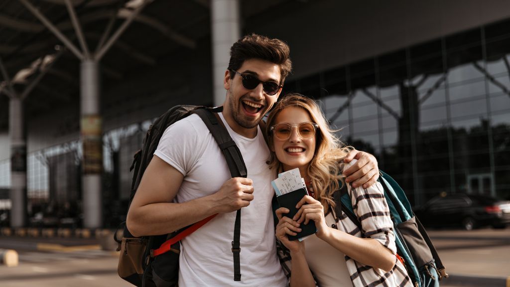 Kobieta i mężczyzna na dworcu
