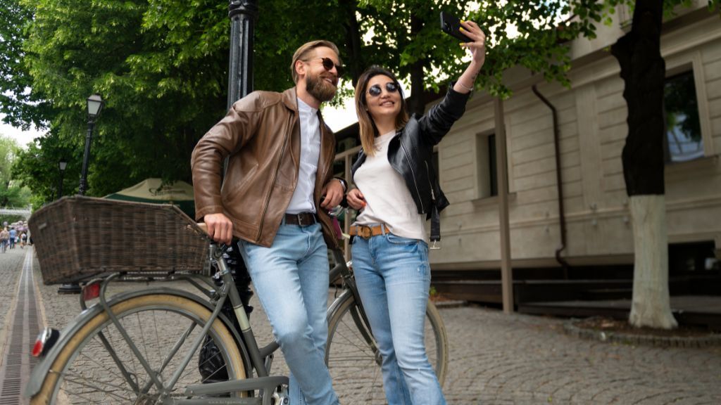 Kobieta i mężczyzna robiący sobie zdjęcie