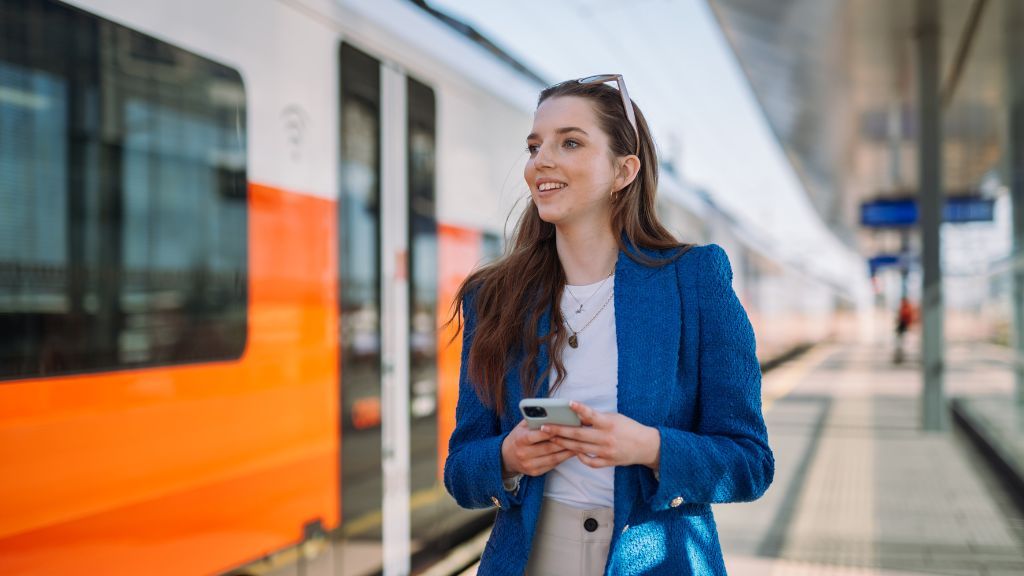 Kobieta stojąca na peronie