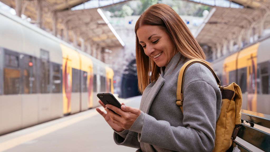 Kobieta czekająca na pociąg