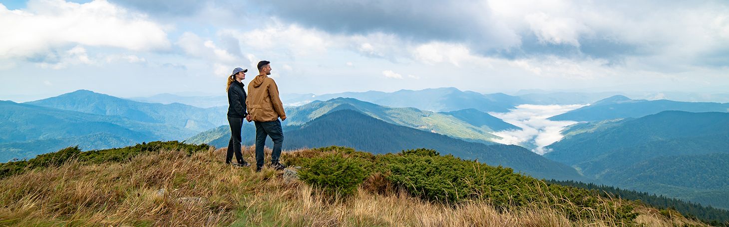 Para ludzi stojąca na szczycie góry