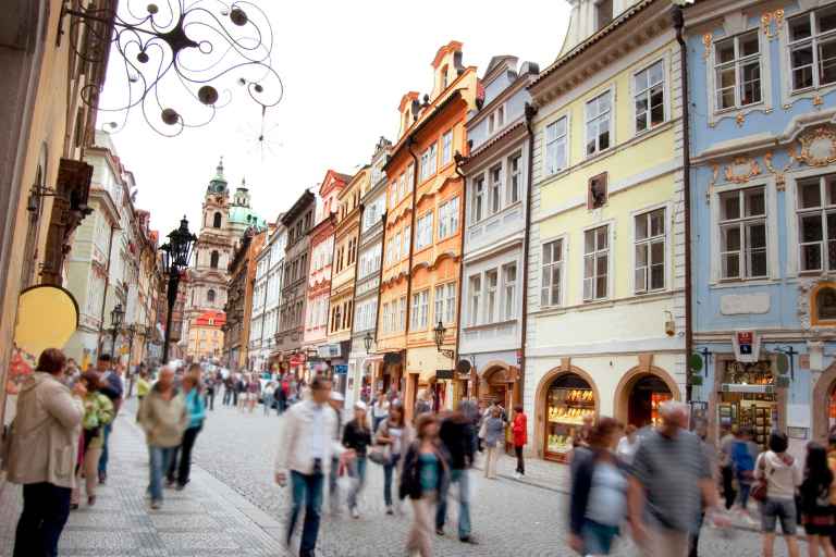 zdjęcie: stara uliczka Pragi z kamienicami