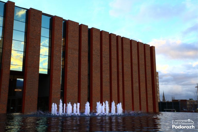 Grafika: Budynek NOSPR w Katowicach