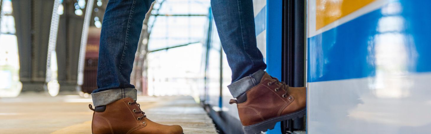 Człowiek wchodzący do pociągu