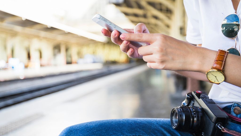 Osoba spoglądająca na telefon