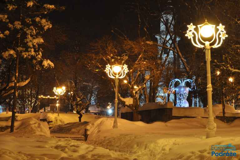  Deptak w Krynicy nocą