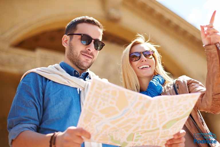 zdjęcie: para z mapą zwiedzająca miasto