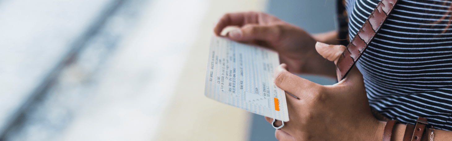 Kobieta oglądająca bilet