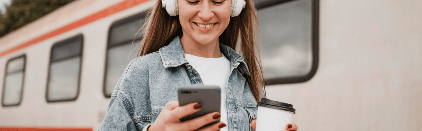 Kobieta na peronie spoglądająca na telefon