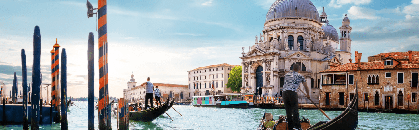 Wenecja widok na gondole i stare miasto 