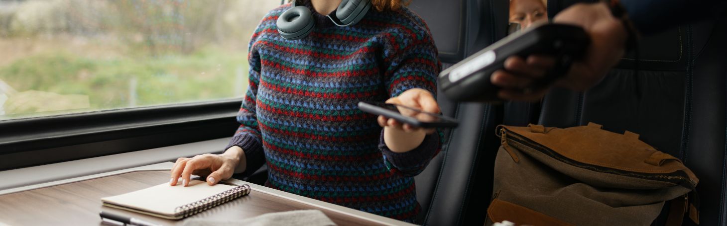 Kobieta płaca za bilet w pociągu