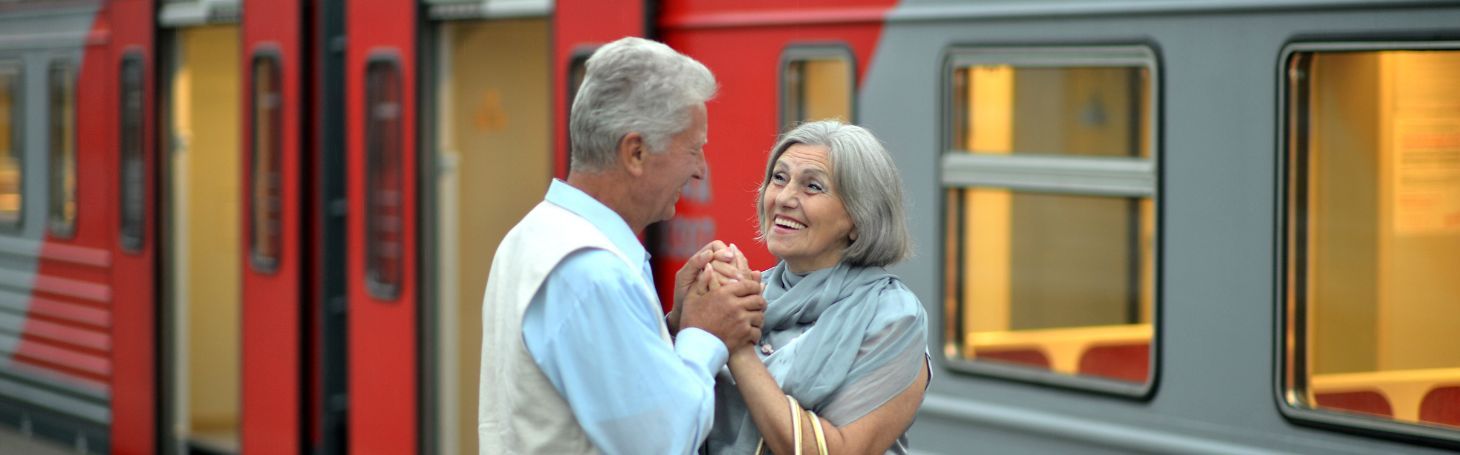 Dwójka starszych osób przy pociągu