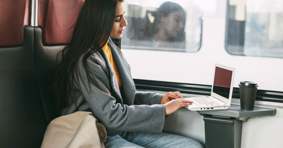 Kobieta w pociągu z laptopem