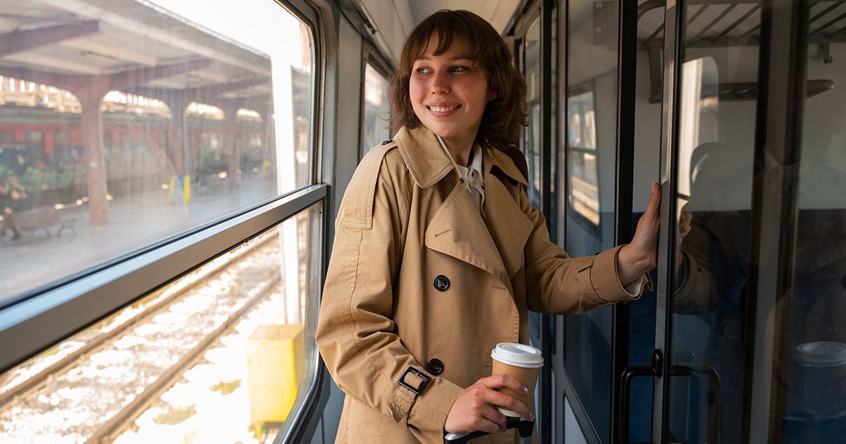 Kobieta na korytarzu w wagonie przedziałowym