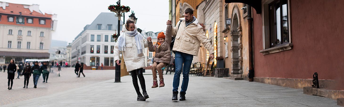 Rodzice z dzieckiem w mieście