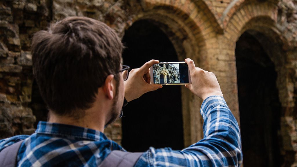 Mężczyzna robiący zdjęcie w zamku