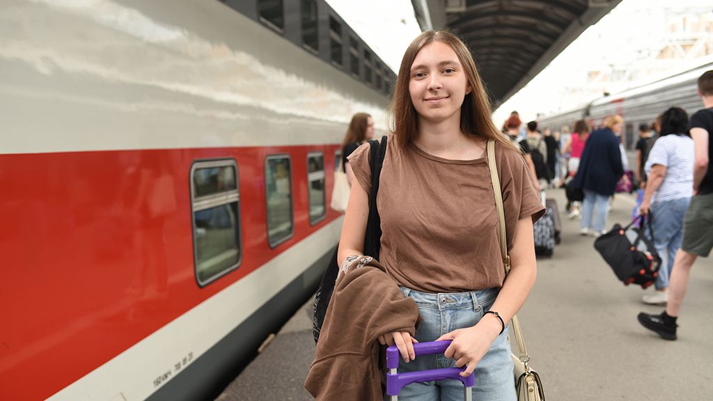 kobieta na tle pociągu