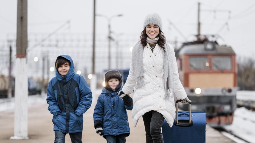 Rodzina na peronie kolejowym - Pendolino przedział rodzinny 