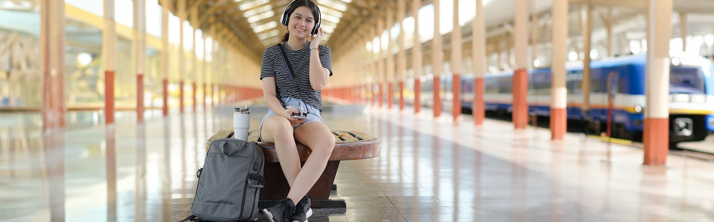 Nastolatka na peronie