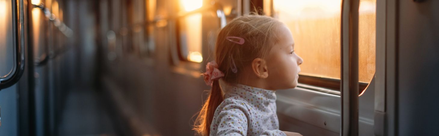 Dziecko w korytarzu w pociągu