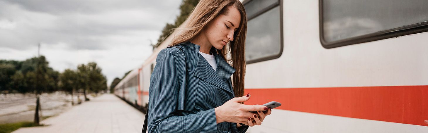 Kobieta wsiadająca do pociągu