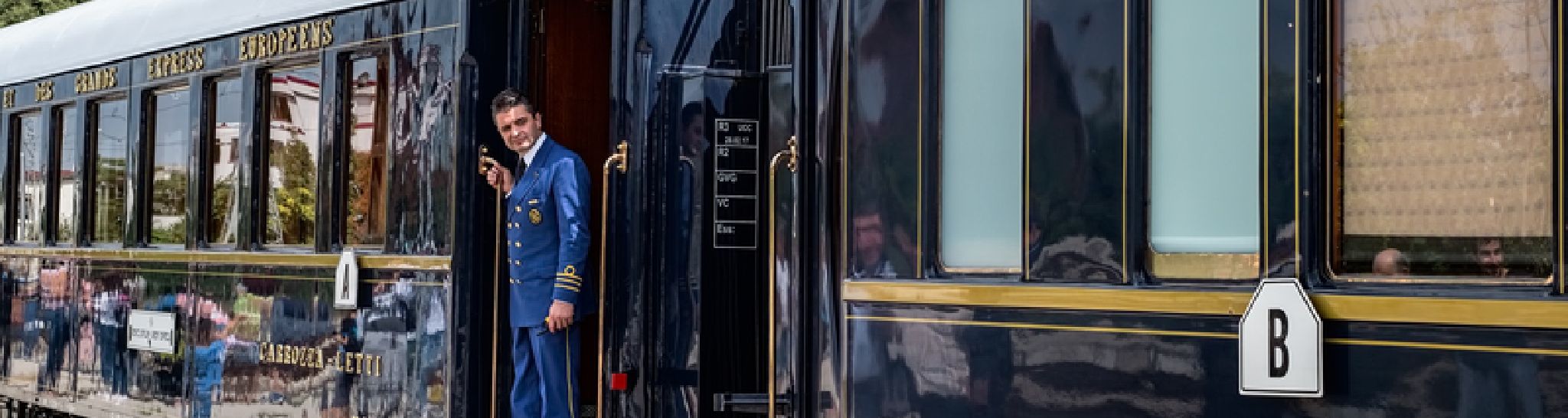 Konduktor wyglądający z pociągu