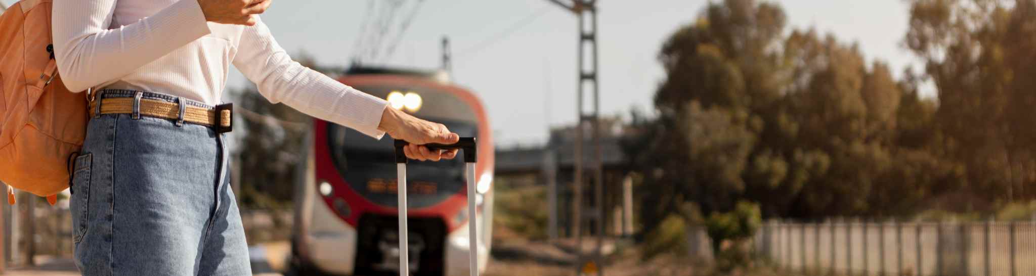 zdjęcie: kobieta na dworcu z walizką 