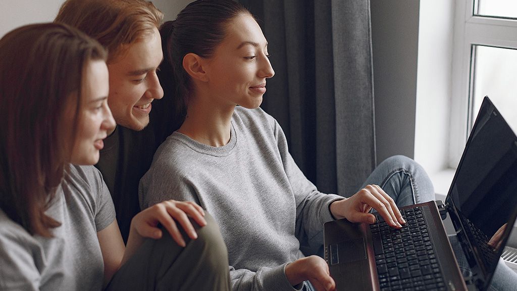 Osoby korzystające z laptopa