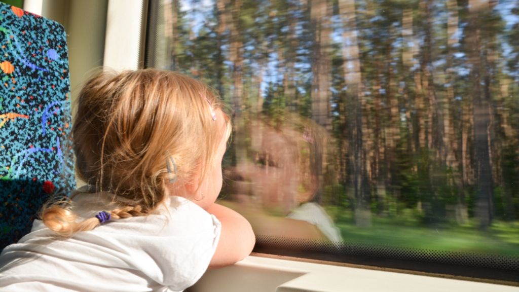 Dziewczyna w wagonie patrząca przez okno