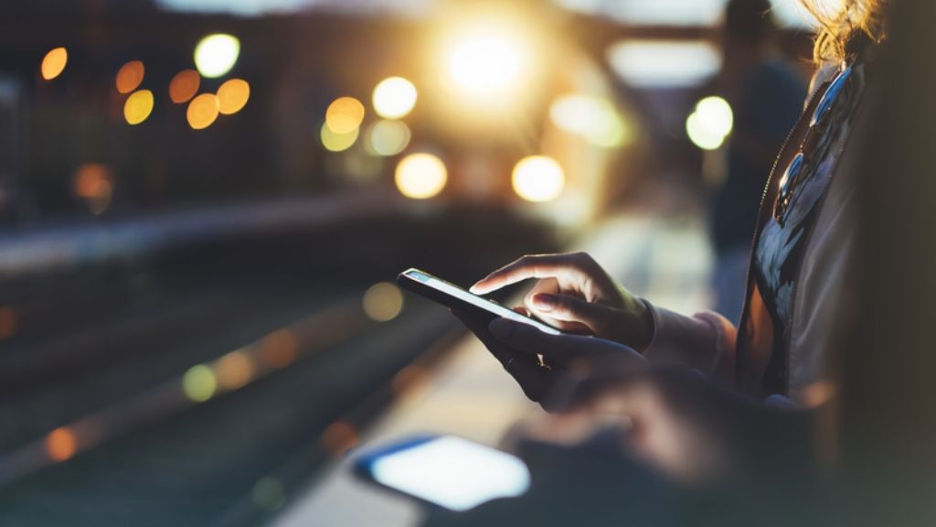 Kobieta z telefonem w ręku. CPK