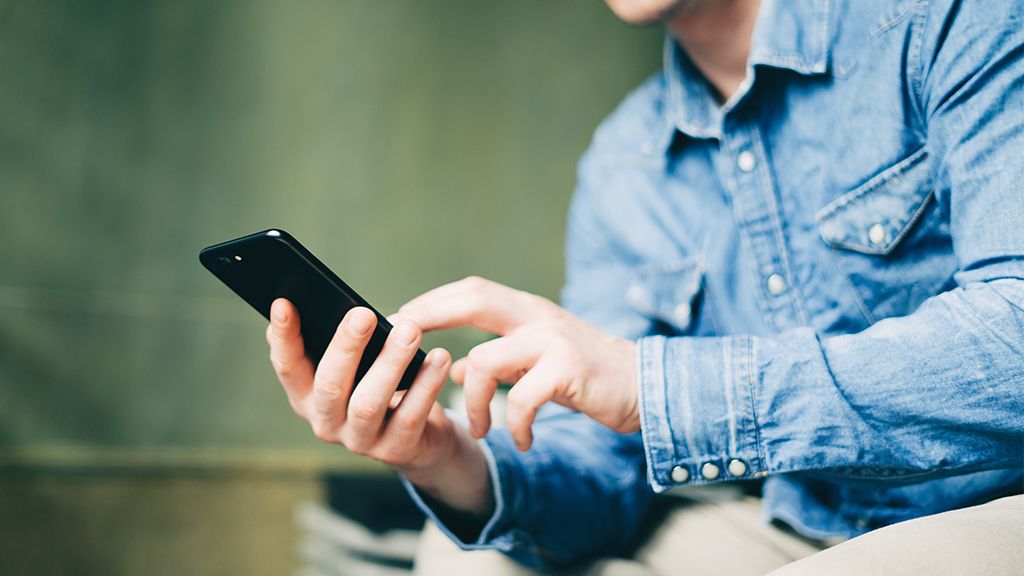 mężczyzna z telefonem w ręku