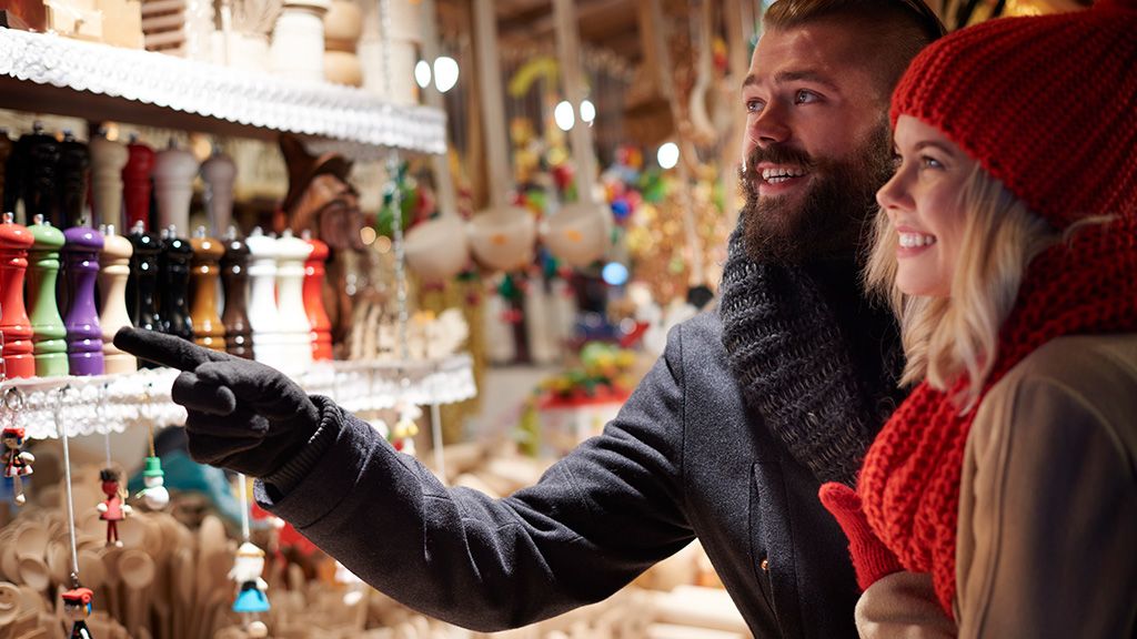 Kobieta i mężczyzna na jarmarku