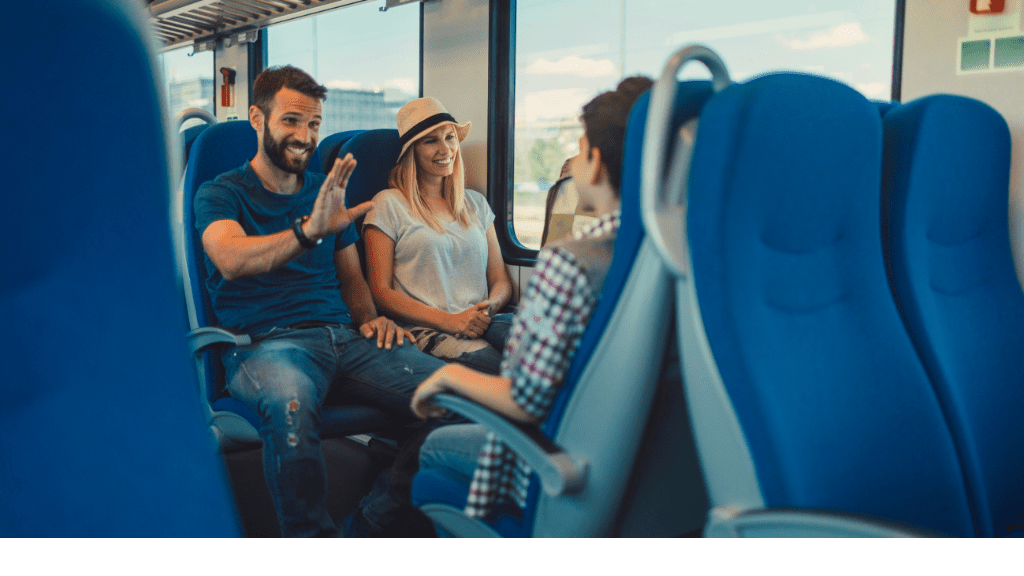 ludzie siedzący w pociągu