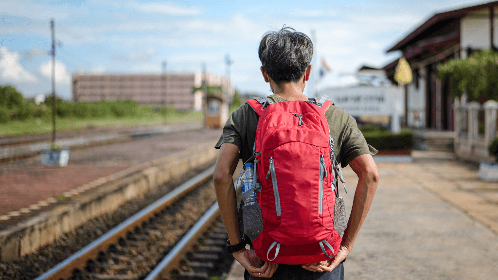 mężćzyzna czekający na pociąg