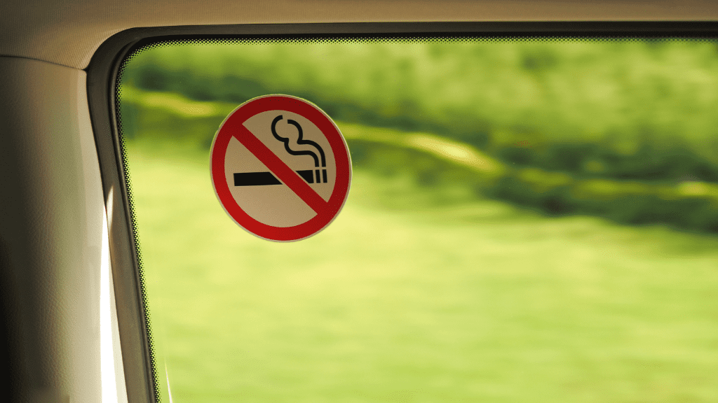 Naklejka zakaz palenia na oknie pociągu