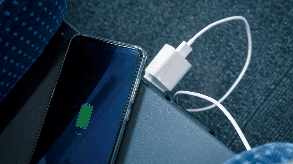 Telefon podłączony do ładowarki