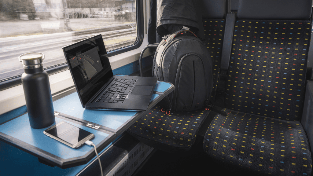 Komputer i telefon w pociągu