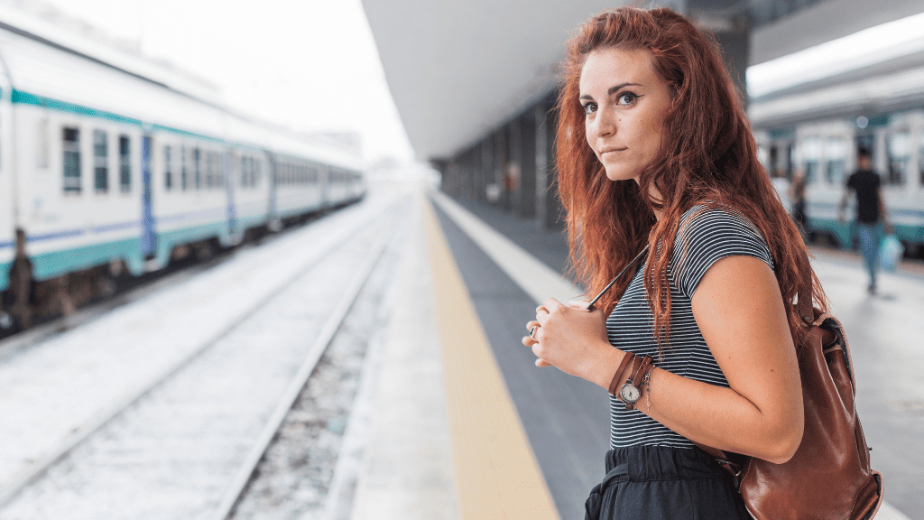 Kobieta stojąca na peronie 