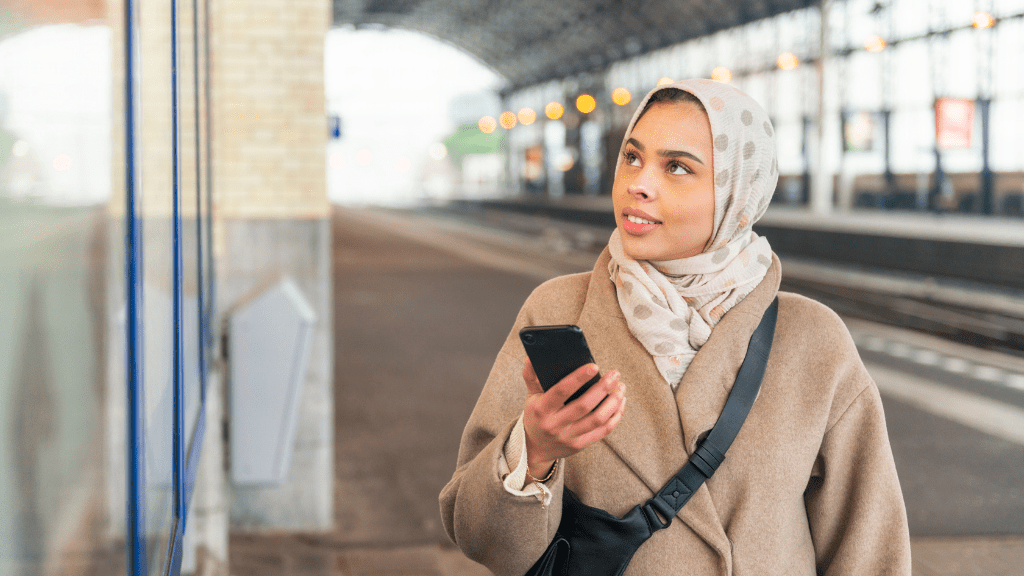 Kobieta spoglądająca na rozkład 