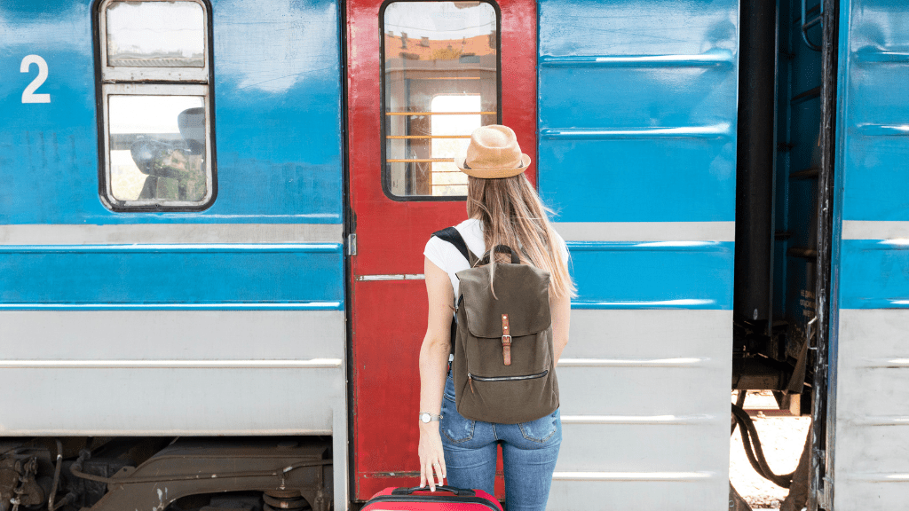 Kobieta stojąca przed pociągiem