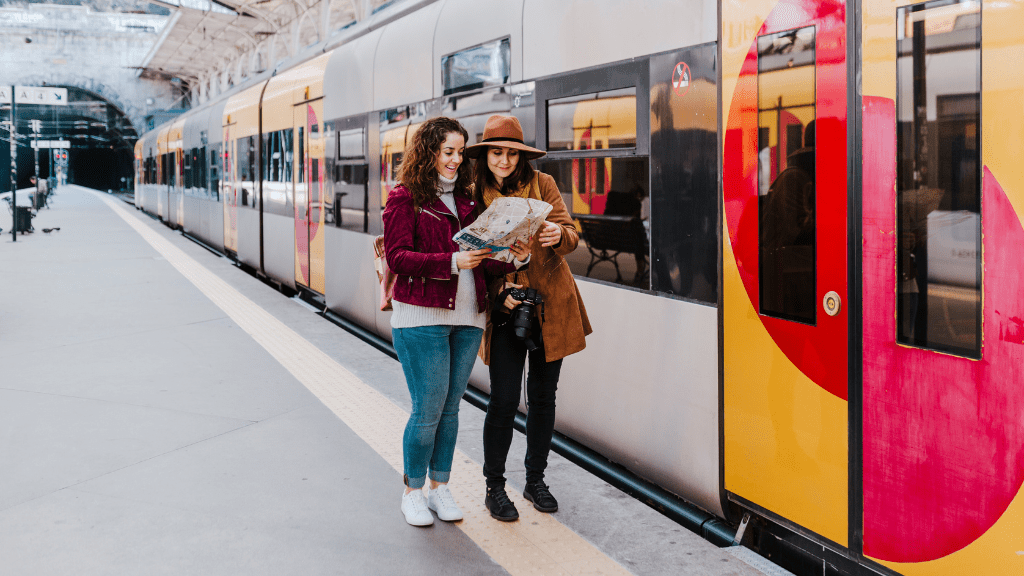 kobiety na tle pociągu - regiojet