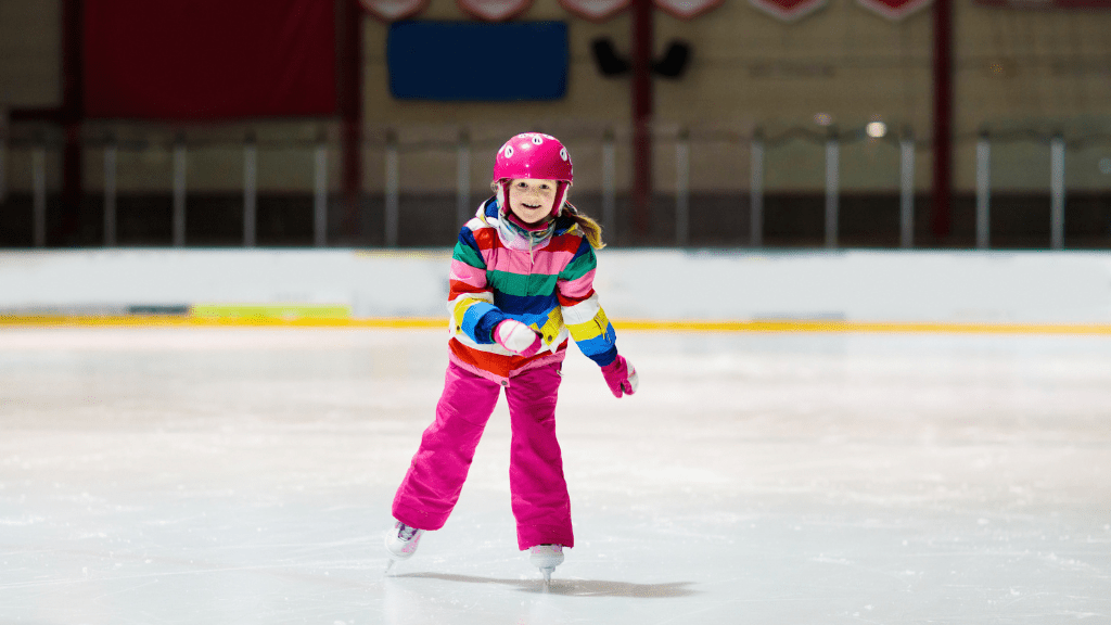 dziecko na lodowisku - ferie zimowe w górach pomysły