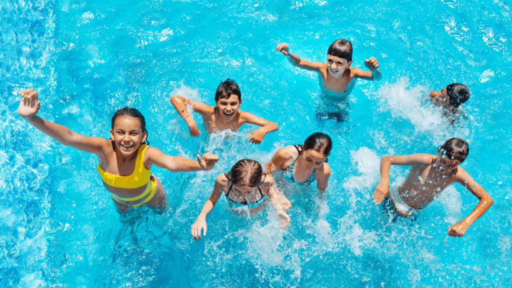 Dzieci kąpiące się w basenie
