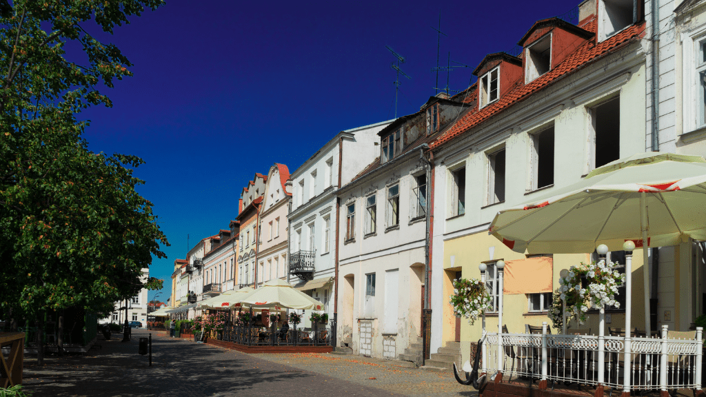 Ulica z restauracjami na Starym Mieście