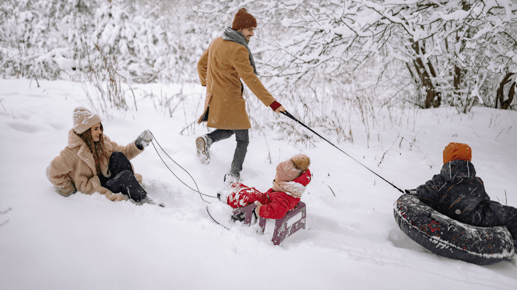 dzieci na sankach z rodziną - ferie zimowe podlaskie kiedy