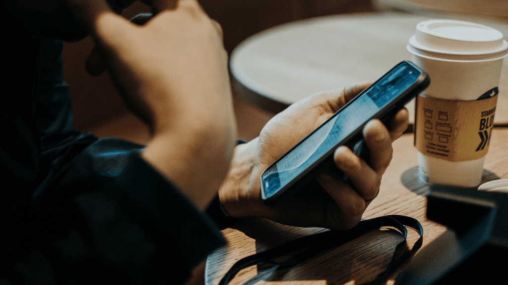 Pani trzymająca telefon w dłoni