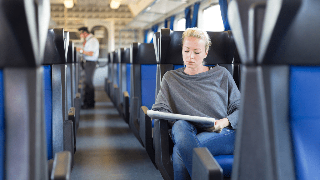 Kobieta czytająca gazetę w pociągu