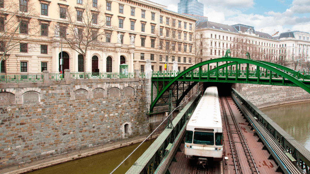 Pociąg na trasie we Wiedniu