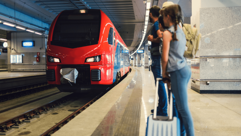 Ludzie czekający na pociąg