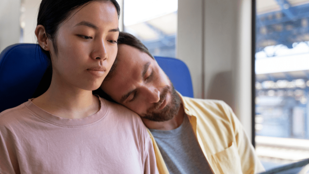 Para siedząca w pociągu